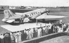 PASSENGERS BOARDING AN AIRLINER AT NEWARK AIRPORT, New Jersey
